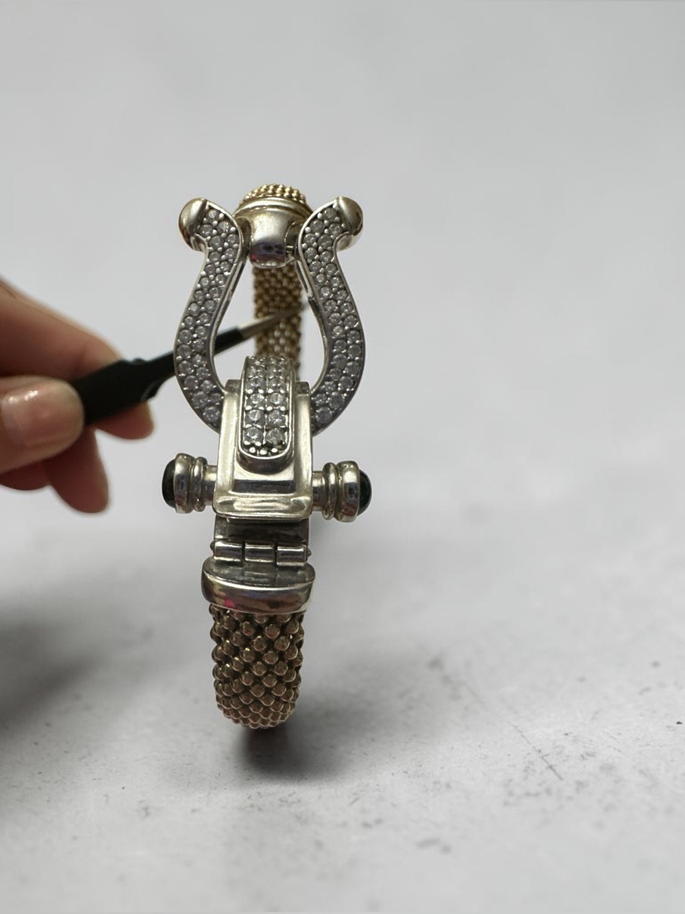 Horseshoe clasp bracelet